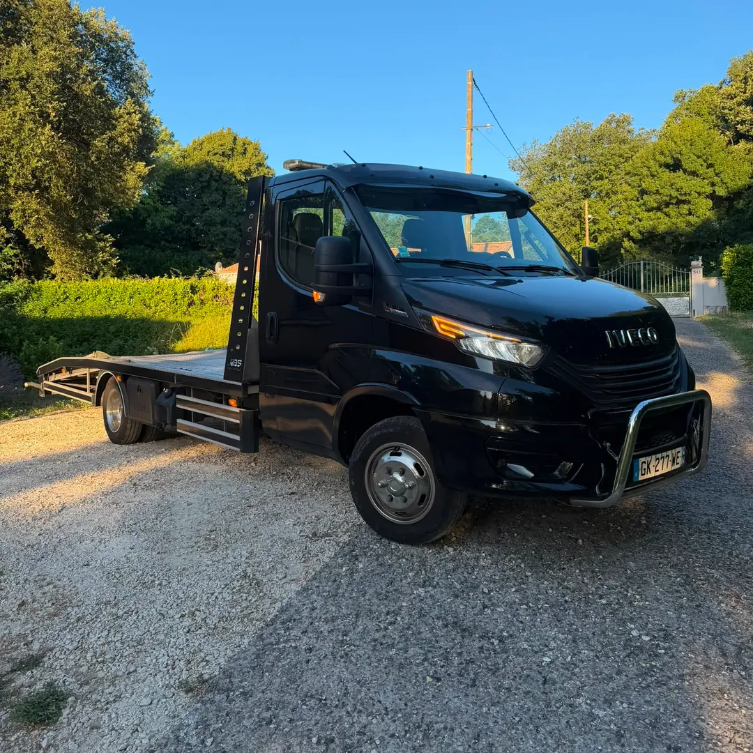 Le camion porte-voitures Iveco de Turbal Express, au soleil couchant