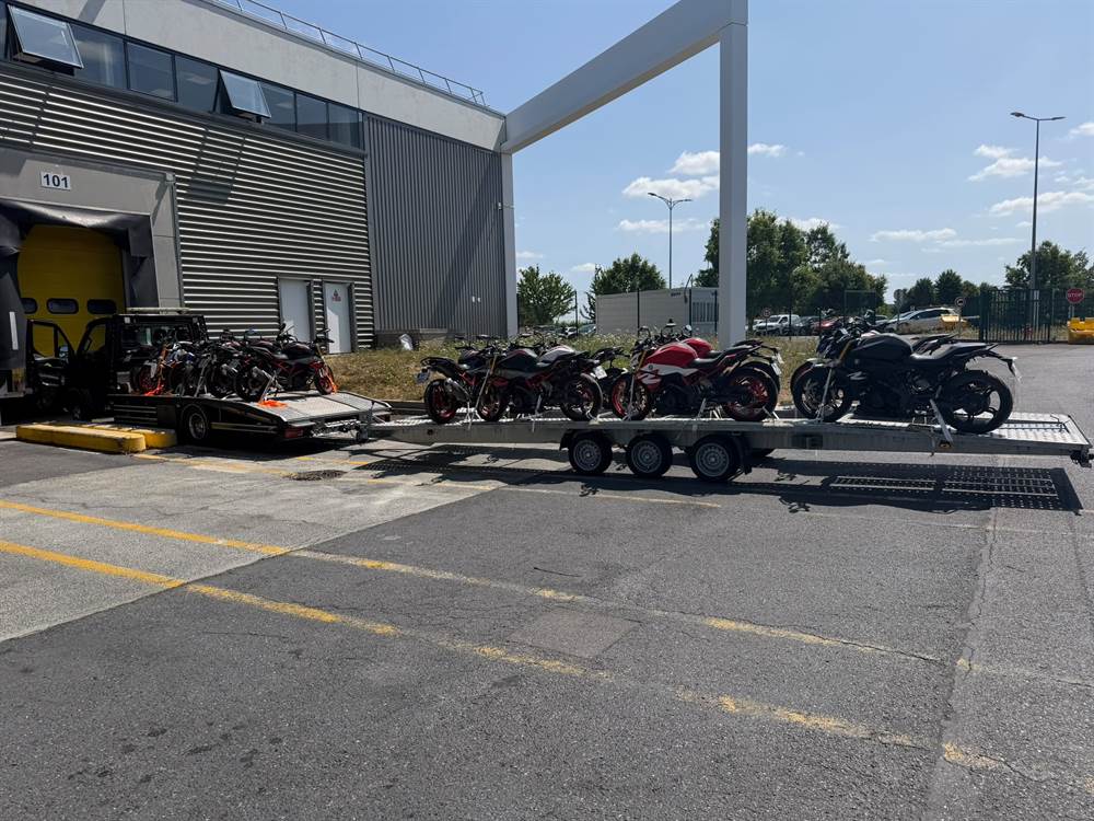 Motos